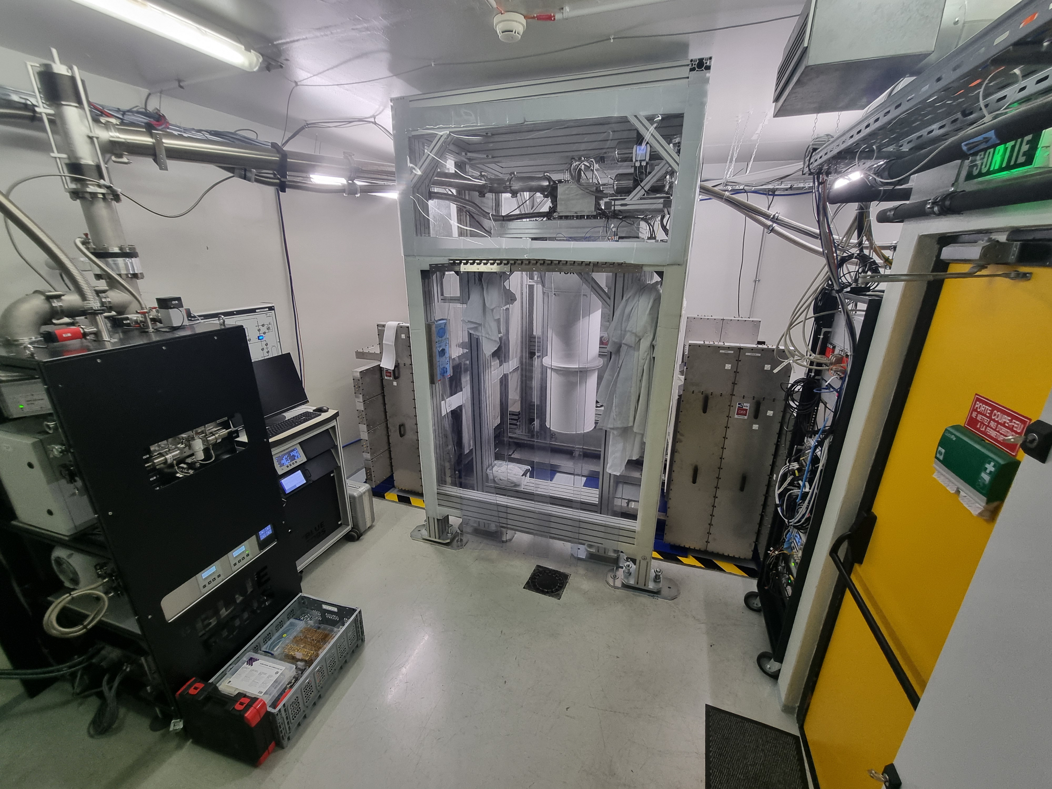 NUCLEUS-Aufbau mit Shielding, Schienen und Installationen unter dem Kryostaten